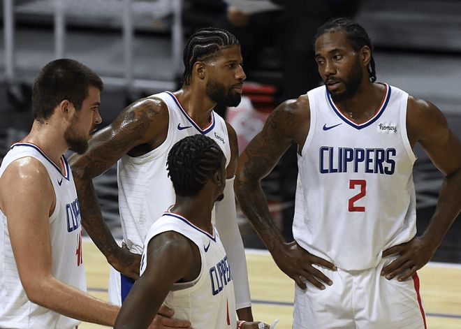 欧冠决赛用球谍照：包含白+深紫，灵感来自举办城市布达佩斯（欧冠决赛用球曝光：白+深紫配色，灵感源于主办城市布达佩斯）